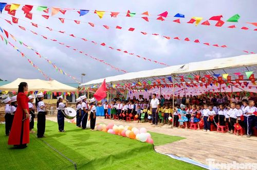 Nghi thức chào cờ diễn ra trang nghiêm giữa núi rừng Đam Rông, mở đầu lễ khai giảng sớm tại điểm trường Tiểu khu 179.