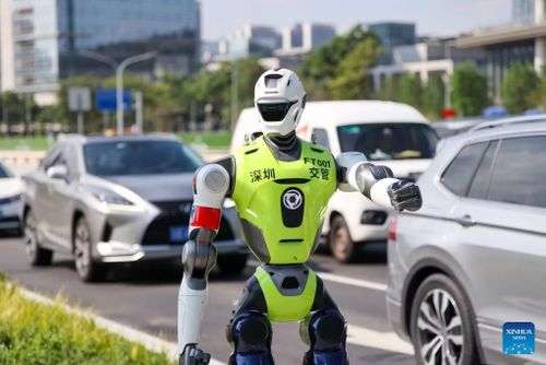 Robot hình người làm nhiệm vụ điều tiết giao thông tại quận Futian, thành phố Thâm Quyến, tỉnh Quảng Đông, ngày 6/8/2026. Ảnh: Xinhua.