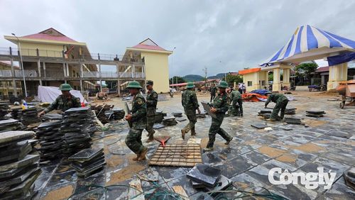 Những người lính tham gia hoàn thiện các công đoạn cuối cùng của Trường Phổ thông Nội trú Liên cấp Tiểu học - THCS ở khu vực biên giới.