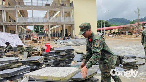 Nhờ giúp sức của những chiến sĩ quân hàm xanh mà những ngồi trường biên giới hoàn thiện khang trang.
