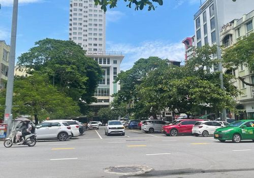 Một trong 8 điểm đỗ xe được phường Hồng Gai bố trí tại khu vực rạp Bạch Đằng.