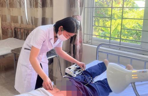 Bác sĩ tại Trạm Y tế phường Việt Hưng ứng dụng các phương pháp y học cổ truyền trong điều trị cho người bệnh.