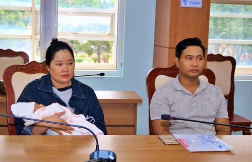 Vợ chồng anh Y Wiêt ÊBan và chị H’ Mih Êñuôl.
