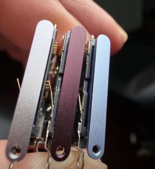 Hình ảnh rò rỉ về khay SIM của iPhone 18 Pro với các màu sắc mới. Ảnh: Sonny Dickson