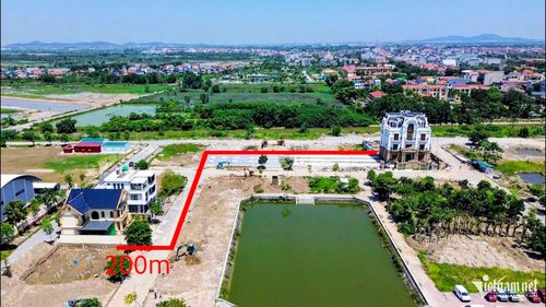 Đường di chuyển đang được thi công để phục vụ việc đưa căn biệt thự sang vị trí mới, cách nơi cũ khoảng 200m.