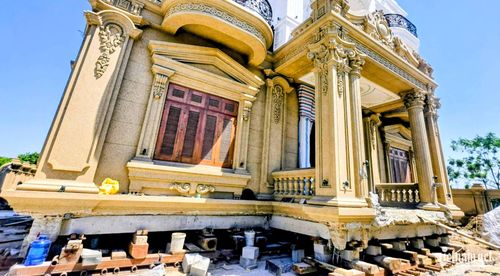 Căn biệt thự được kích nâng để chuẩn bị di dời nguyên khối, phục vụ giải phóng mặt bằng dự án đường kết nối sân bay Gia Bình với Hà Nội.
