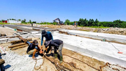 Máy móc, thiết bị được đưa đến hiện trường để phục vụ việc di dời căn biệt thự.