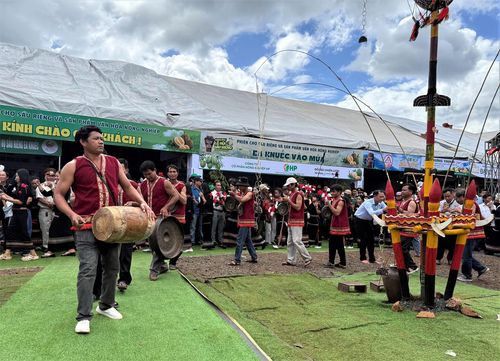 Không khí lễ hội trở nên rộn ràng khi các cô gái trong buôn nắm tay bước vào vòng xoang nhịp nhàng, uyển chuyển hòa trong tiếng cồng chiêng