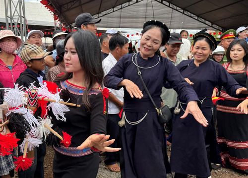 Đồng bào các dân tộc hòa vào vòng xoang đoàn kết