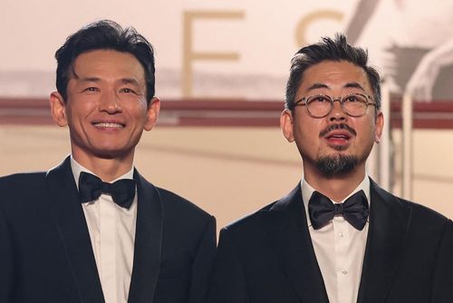  Hwang Jung-min cùng đạo diễn "HOPE: Vùng tử địa" tại sự kiện ra mắt phim ở LHP Cannes. 