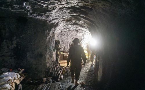 Binh lính Israel trong một đường hầm của Hezbollah. Ảnh: IDF