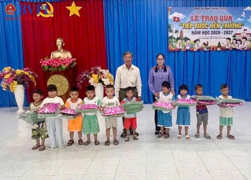 Đại diện VKSND khu vực 12 và đơn vị đồng hành trao quà cho các em học sinh khó khăn.