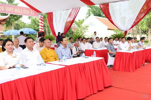 Đại biểu tham dự buổi lễ.