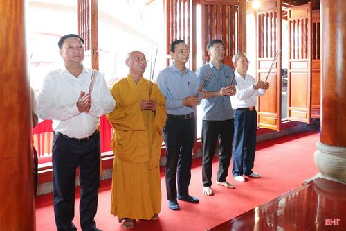 Đồng chí Hà Văn Hùng - Ủy viên BTV, Trưởng ban Tuyên giáo và Dân vận Tỉnh ủy cùng các đại biểu dâng hương bày tỏ lòng thành kính, tri ân những công lao to lớn của cố Tổng Bí thư Trần Phú.