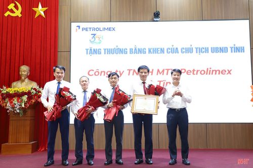 Bí thư Đảng ủy phường Thành Sen Trần Quang Tuấn trao bằng khen của Chủ tịch UBND tỉnh cho Công ty TNHH MTV Petrolimex Hà Tĩnh.