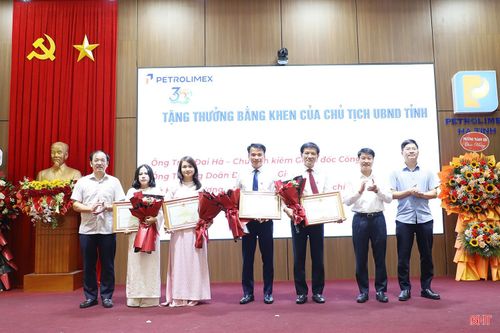 Lãnh đạo phường Thành Sen trao bằng khen của Chủ tịch UBND tỉnh cho các cá nhân có thành tích trong phong trào thi đua yêu nước.