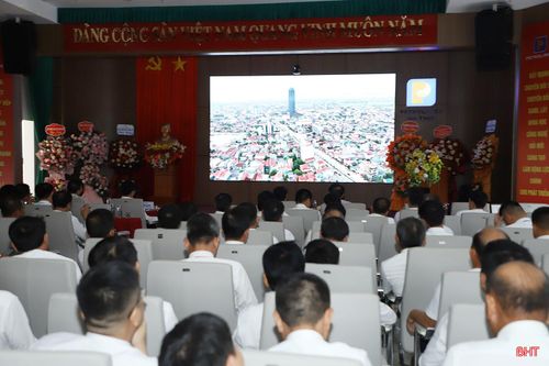 Đại biểu theo dõi phóng sự hành trình 35 năm phát triển của Petrolimex Hà Tĩnh.