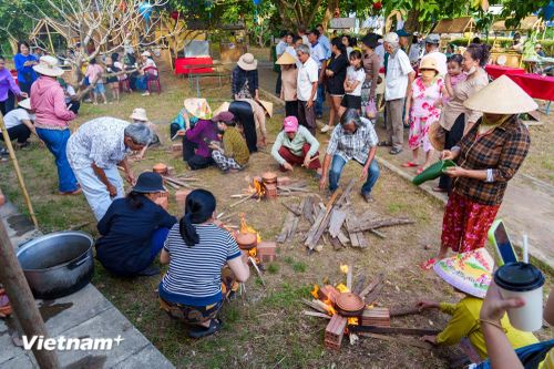 Người dân sinh sống tại vùng đất Nam Diêu lại tề tựu về không gian đình làng linh thiêng để cùng nhau cử hành Lễ hội Giỗ Tổ nghề gốm Thanh Hà. (Ảnh: Vietnam+)