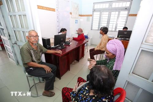 Từ những buổi khám sức khỏe tại cơ sở, dịch vụ y tế ngày càng được đưa đến gần hơn với người dân ở khu vực biên giới Tây Ninh. (Ảnh: Giang Phương/TTXVN)