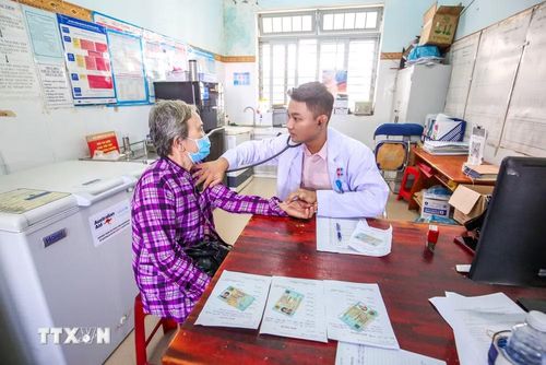 Người dân vùng biên được tư vấn sau khi kiểm tra sức khỏe, chủ động hơn trong theo dõi và chăm sóc sức khỏe bản thân. (Ảnh: Giang Phương/TTXVN)