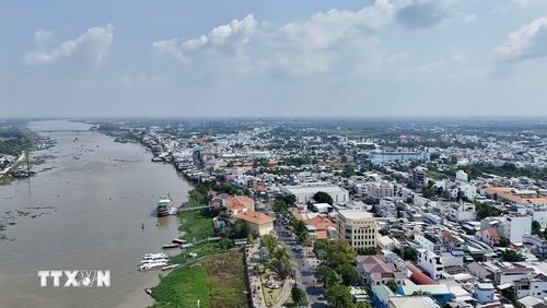 Đô thị Châu Đốc, An Giang bình yên nằm bên bờ sông Hậu. (Ảnh: Thanh Sang/TTXVN)