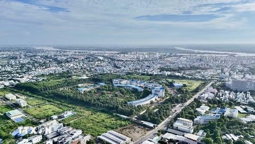 Một góc đô thị Long Xuyên nhìn từ trường Đại học An Giang hướng về dòng sông Hậu. (Ảnh: Thanh Sang/TTXVN)