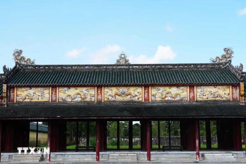 Các tầng mái của Trường Lang, Đại Nội Huế lợp ngói lưu ly tôn vẻ cổ kính và uy nghi. (Ảnh: Nguyên Lý/TTXVN)
