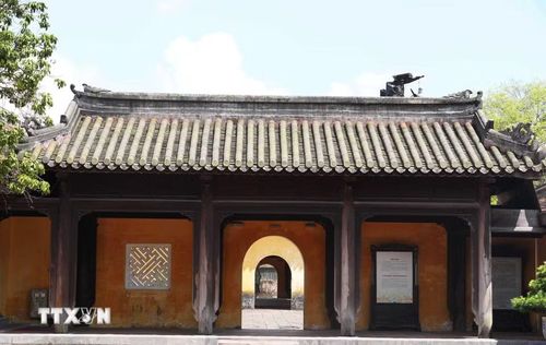 Mái của công trình trong cung Diên Thọ, Đại Nội Huế lợp ngói lưu ly tôn vẻ cổ kính và uy nghi. (Ảnh: Nguyên Lý/TTXVN)