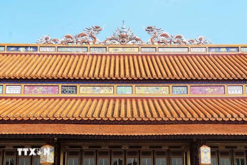 Mái điện Thái Hòa, Đại Nội Huế lợp ngói hoàng lưu ly, tượng trưng cho uy quyền và sự tôn nghiêm. (Ảnh: Nguyên Lý/TTXVN)