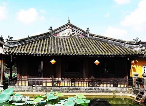 Mái của công trình trong cung Diên Thọ, Đại Nội Huế lợp ngói lưu ly tôn vẻ cổ kính và uy nghi. (Ảnh: Nguyên Lý/TTXVN)