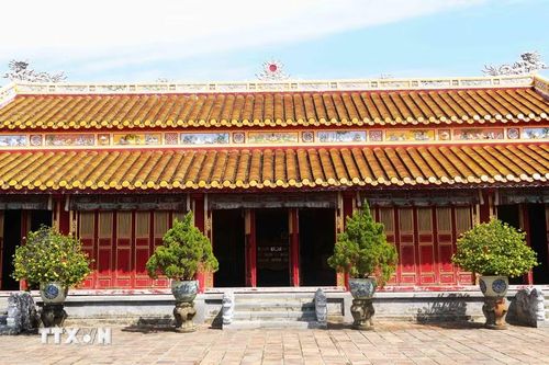 Màu ngói lưu ly trên mái Triệu Tổ Miếu, Đại Nội Huế tôn vẻ tôn nghiêm, cổ kính. (Ảnh: Nguyên Lý/TTXVN)