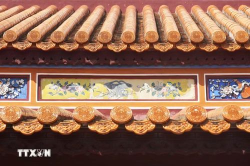 Ngói lưu ly trên mái các công trình di sản, được ví như linh hồn của kiến trúc cung đình Huế. (Ảnh: Nguyên Lý/TTXVN)