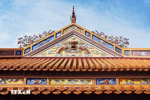Ngói lưu ly trên mái các công trình di sản, được ví như linh hồn của kiến trúc cung đình Huế. (Ảnh: Nguyên Lý/TTXVN)