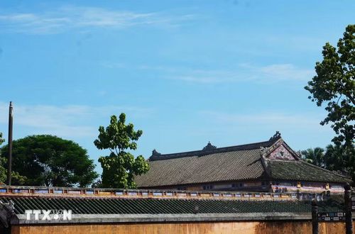 Ngói lưu ly trên mái Tả Vu, Đại Nội Huế tôn vẻ cổ kính, uy nghi. (Ảnh: Nguyên Lý/TTXVN)