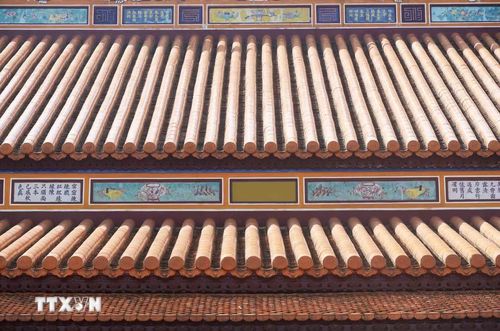 Lớp men của ngói lưu ly phản chiếu ánh nắng mặt trời, làm cho di sản Huế thêm phần sinh động. (Ảnh: Nguyên Lý/TTXVN)