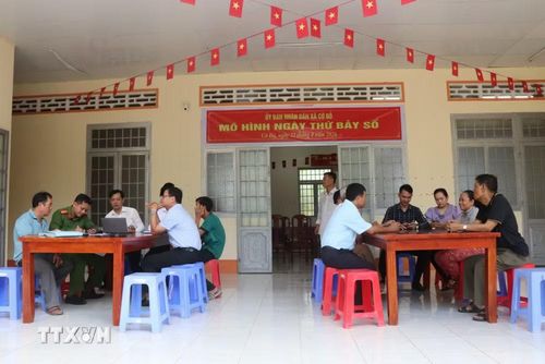 Tổ công nghệ số cộng đồng ấp Thới Hòa B phối hợp cùng Trung tâm phục vụ hành chính công xã Cờ Đỏ triển khai "Ngày thứ Bảy số", hỗ trợ người dân thao tác, gửi hồ sơ trực tuyến trên VNeID. (Ảnh: Thu Hiền/TTXVN)