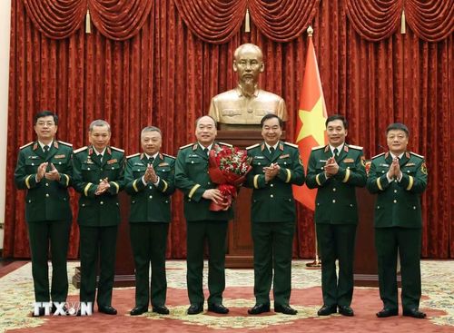 Các đại biểu tặng hoa chúc mừng Thượng tướng Lê Quang Đạo, Phó Tổng Tham mưu trưởng Quân đội nhân dân Việt Nam. (Ảnh: Thống Nhất/TTXVN)