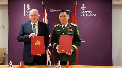 Thượng tướng Nguyễn Trường Thắng, Thứ trưởng Bộ Quốc phòng Việt Nam và Ngài Vernon Coaker, Quốc vụ khanh Bộ Quốc phòng Liên hiệp Vương quốc Anh và Bắc Ireland. (Ảnh: BQP)