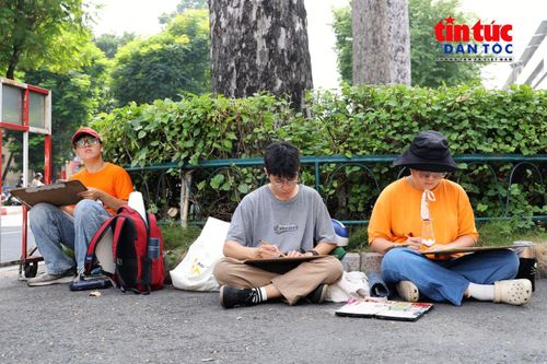 Bạn Ngô Triệu Vy (phải) thực hiện ký họa công trình trong buổi sinh hoạt của nhóm.
