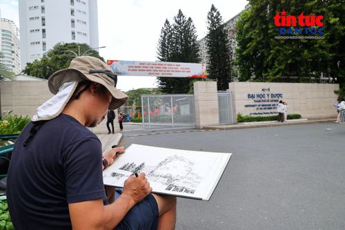 Một góc buổi sinh hoạt ký họa của Nhóm Ký họa đô thị Việt Nam tại Đại học Y Dược TP Hồ Chí Minh.