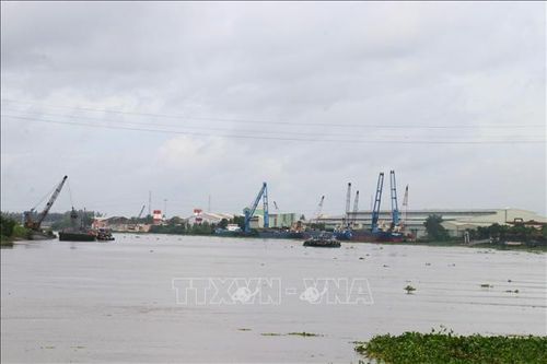 Kết nối cảng nội địa với đường bộ và đường thủy là một trong những giải pháp giúp Tây Ninh đa dạng hóa phương thức vận chuyển, giảm áp lực cho vận tải đường bộ. Ảnh: Bùi Giang/TTXVN