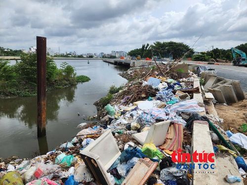 Mặc dù có bảng thông báo cấm kèm mức xử phạt nhưng một số người vẫn đổ trộm rác dọc tuyến kênh Tham Lương - Bến Cát.
