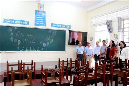 Phó Chủ tịch UBND tỉnh Vĩnh Long Nguyễn Thị Bé Mười kiểm tra công tác chuẩn bị năm học mới tại Trường Tiểu học Kim Đồng (phường Duyên Hải).
