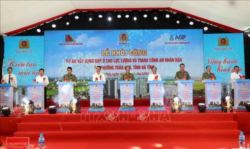 Các đại biểu bấm nút khởi công dự án.