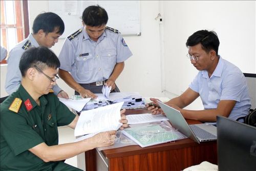 Đoàn kiểm tra liên ngành của Bộ Quốc phòng kiểm tra công tác tuyên truyền chống khai thác IUU tại Cảng cá La Gi (phường Phước Hội).