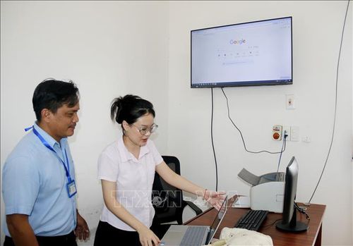 Đoàn kiểm tra liên ngành của Bộ Quốc phòng kiểm tra hệ thống giám sát tàu cá tại Văn phòng đại diện kiểm soát nghề cá - Cảng cá La Gi (phường Phước Hội).