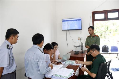 Đoàn kiểm tra hệ thống giám sát tàu cá tại Văn phòng đại diện kiểm soát nghề cá - Cảng cá La Gi (phường Phước Hội).