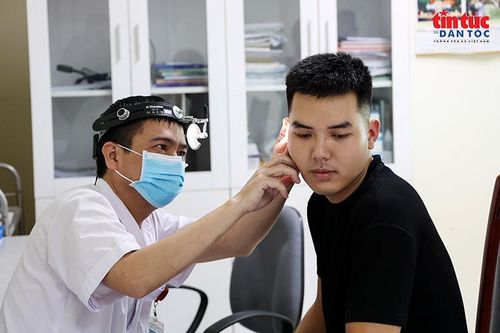 Bác sĩ Viện Y học Phòng không – Không quân kiểm tra tai cho ứng viên tham gia khám tuyển phi công quân sự.