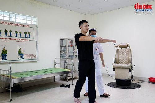 Ứng viên thực hiện liệu pháp đi hình sao nhằm đánh giá khả năng giữ thăng bằng sau bài kiểm tra tiền đình.