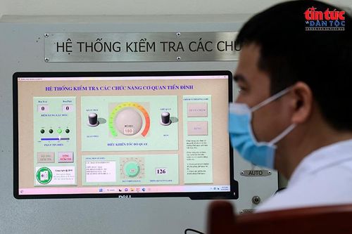 Các thông số trong bài kiểm tra chức năng tiền đình được bác sĩ theo dõi trên hệ thống máy tính.